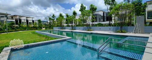 Ambra House с видом на бассейн в комплексе Laguna Park